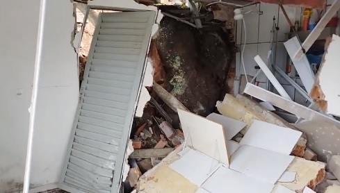 Susto Pedra Cerca De Toneladas Rola De Morro E Atinge