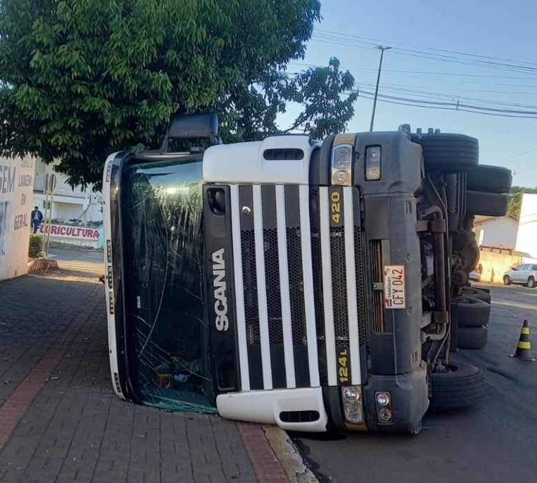 Caminhão carregado fumo tomba no centro de Marmeleiro PP News FB