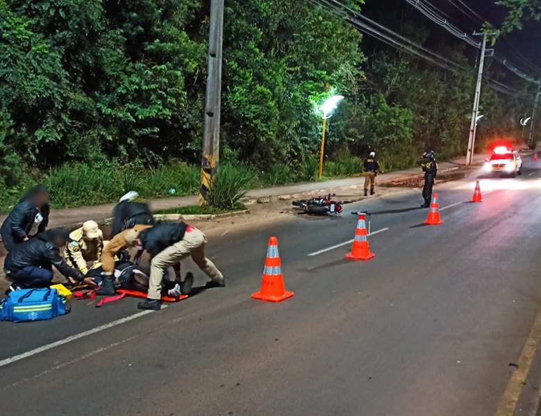 Condutor de motocicleta fica em estado grave após colisão automóvel