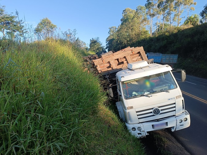 Motorista joga caminhão no barranco após ficar sem freio na PR 483 PP