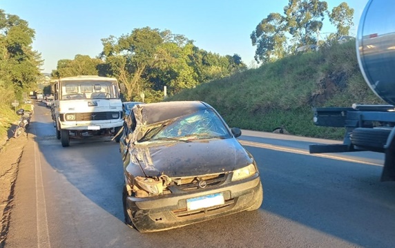 Carro Bate Na Traseira De Caminh O Na Pr Pp News Fb