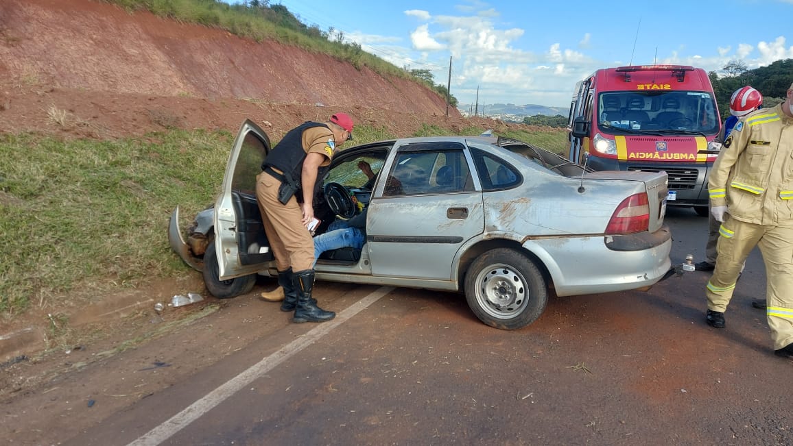 Carro Sai Da Pista E Bate Em Barranco Na PR 280 PP News FB