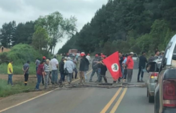 Manifestantes Do MST Agridem E Arrastam Policiais Militares Durante