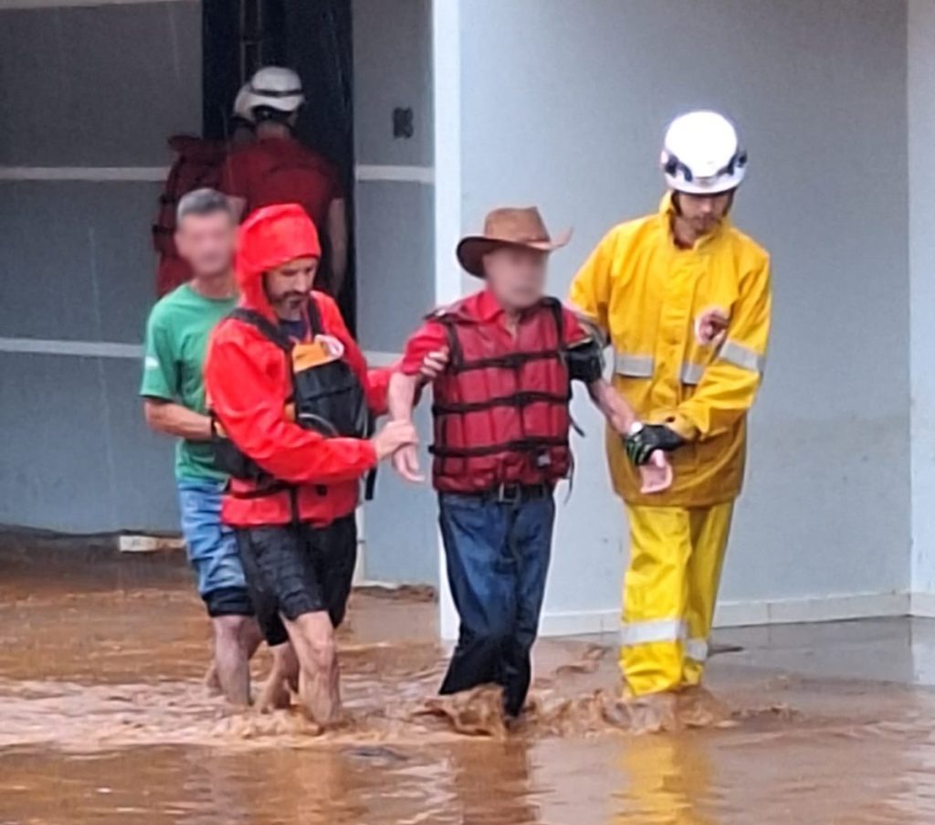 Chuva causa alagamentos e moradores são resgatados de residências PP