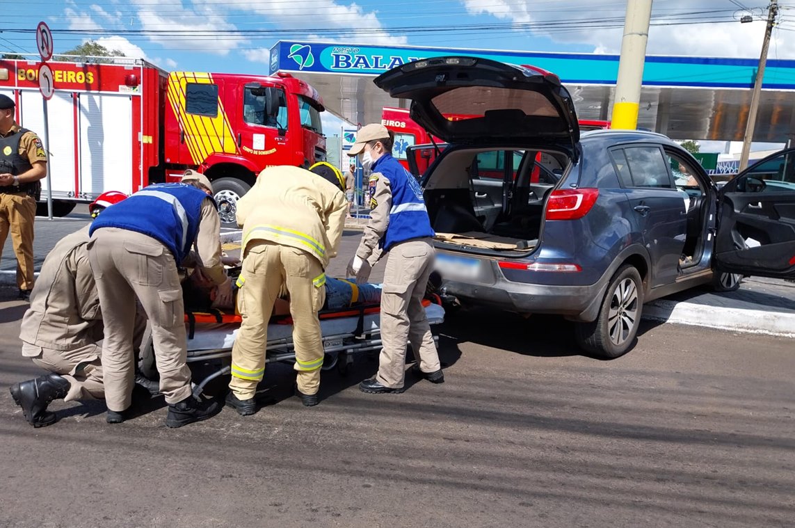 Condutor Perde Controle De Autom Vel Ap S Passar Mal E Bate Em Poste Na