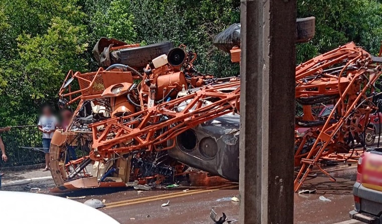 Acidente entre máquina agrícola e carro deixa três pessoas feridas, em  Tupãssi 