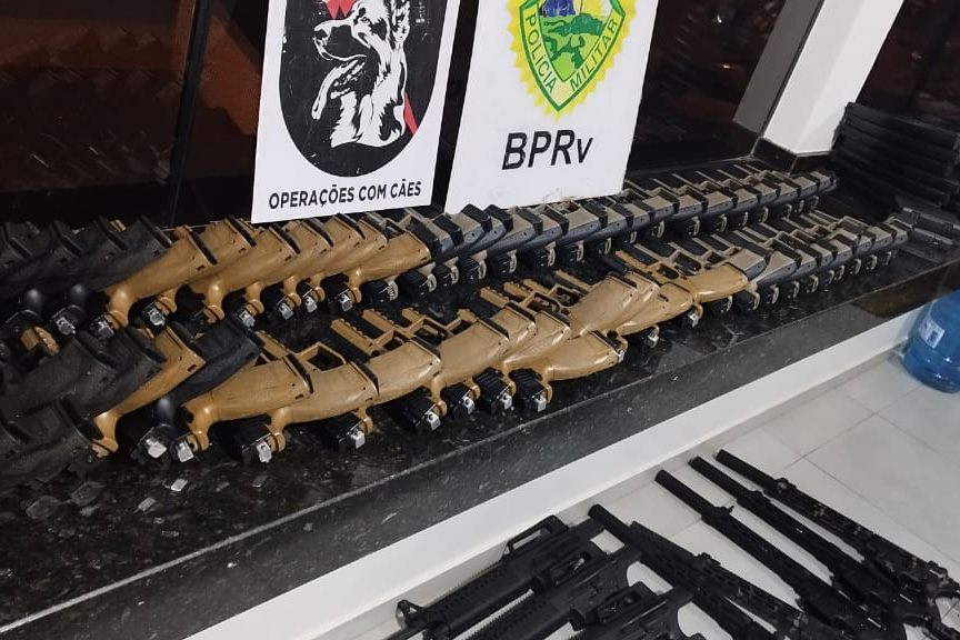 Pistolas, fuzis, espingardas e munições estavam escondidas em cargas de  arroz 