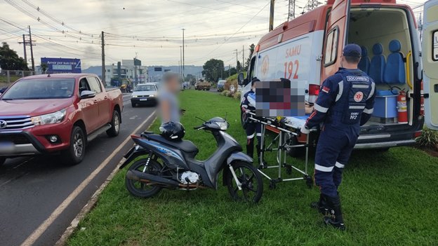 Condutor de moto fica ferido após colisão na Avenida Atílio Fontana