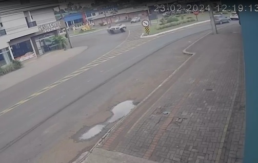 Câmera registra momento que carro capota após colisão; vídeo
