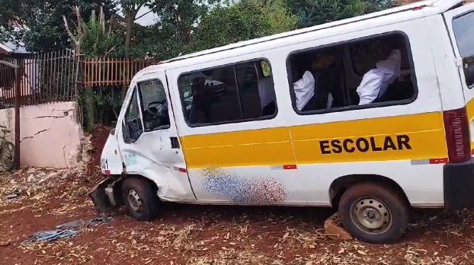 Acidente com van escolar deixa oito crianças feridas