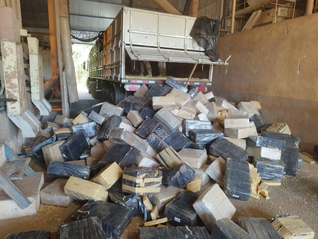 PRF apreende 5,8 toneladas de maconha em carga de soja