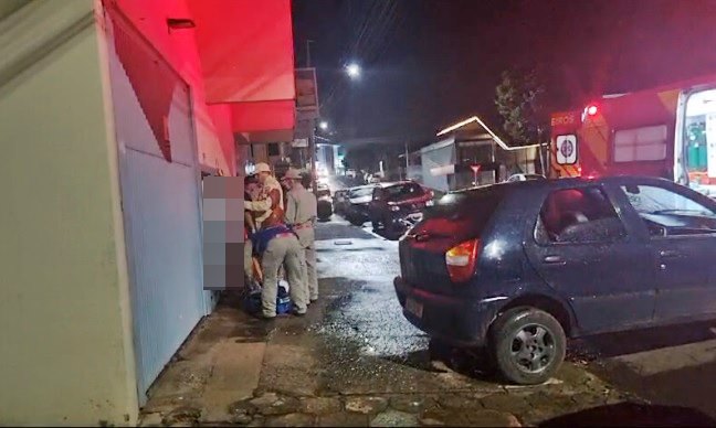 Mulher é Socorrida Com Suspeita De Fratura No Braço Após Acidente Entre