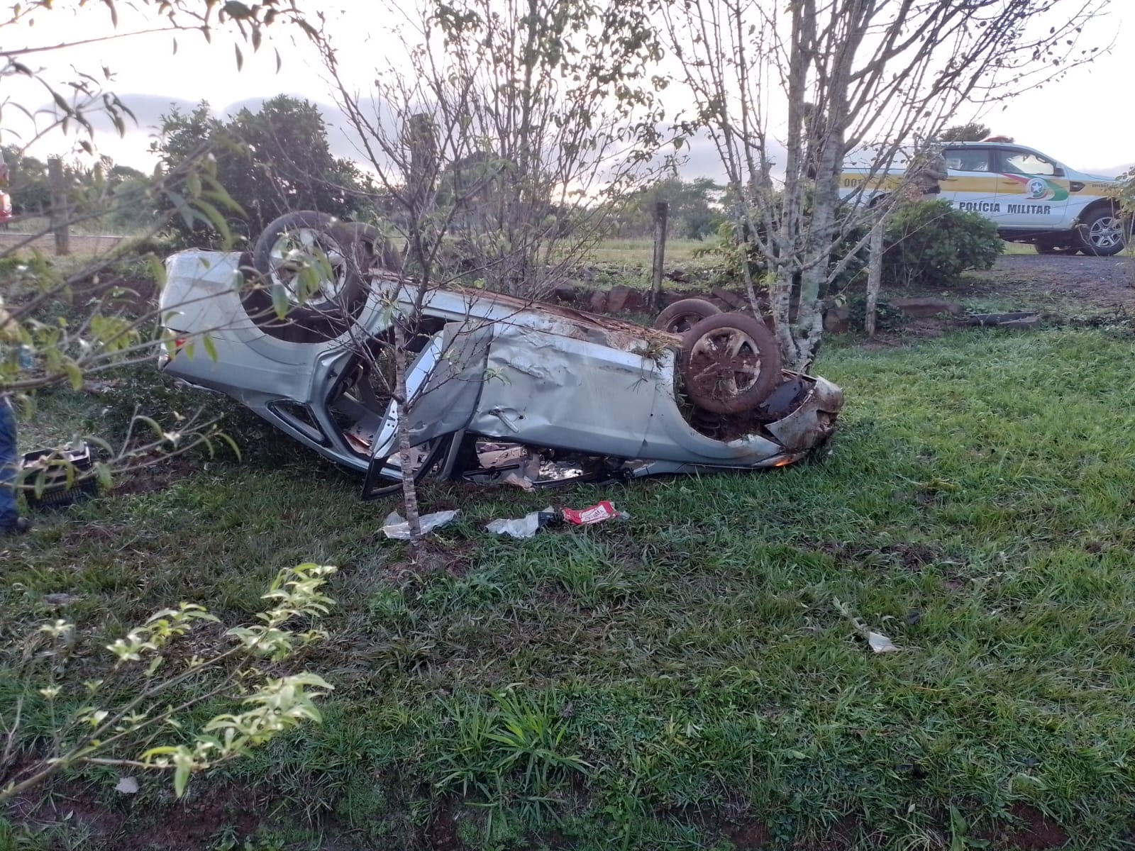 Carro de Francisco Beltrão capota na SC-157 e condutor fica ferido