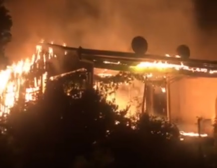 Incêndio destrói residência enquanto família estava na igreja