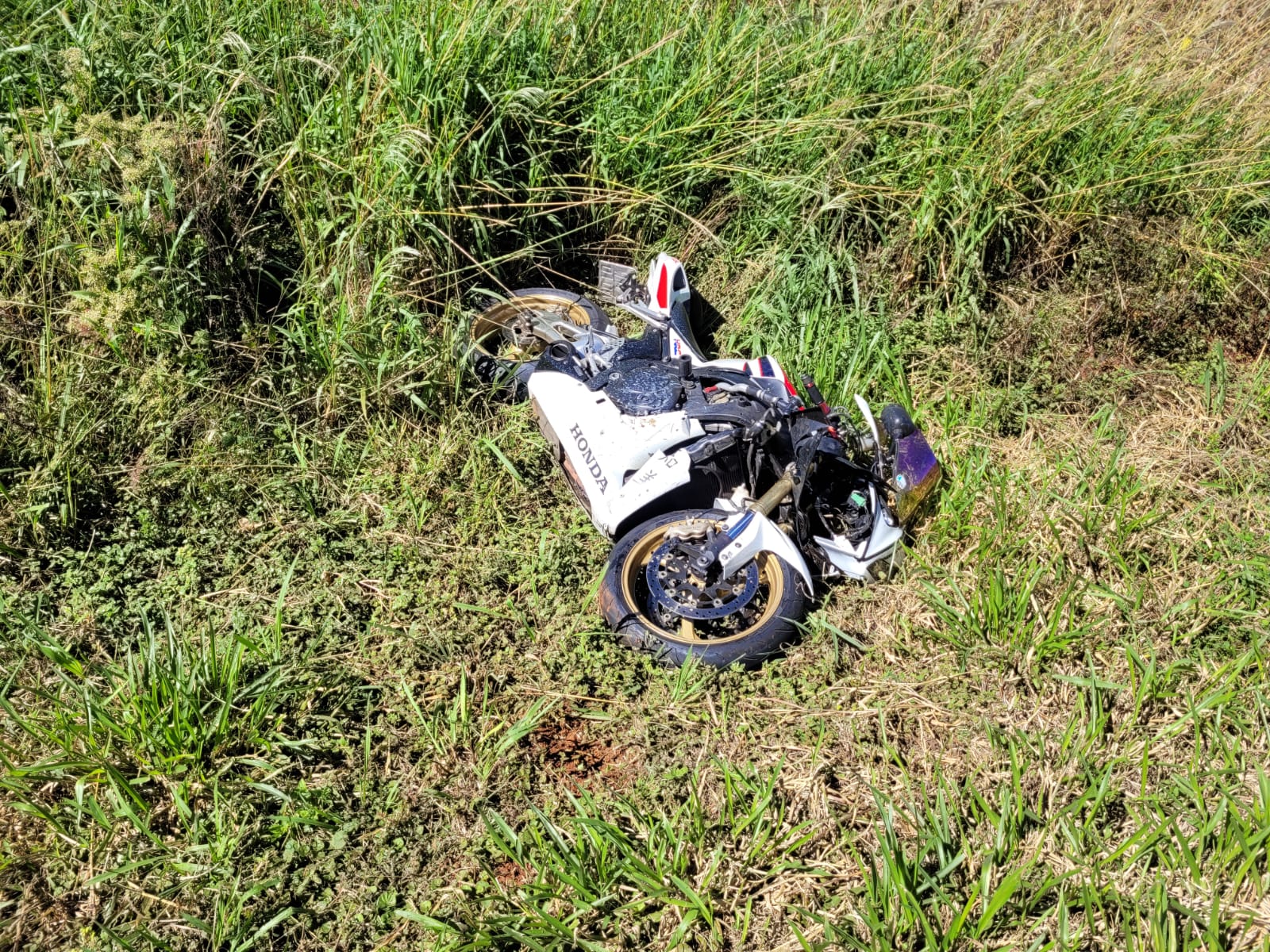 Homem morre em acidente entre três motocicletas e caminhão na BR-282