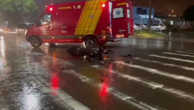 Motogirl fica ferida em acidente na Avenida Atílio Fontana