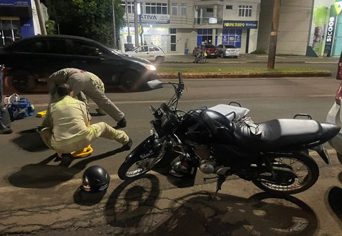 Condutora de motocicleta fica ferida em colisão com automóvel