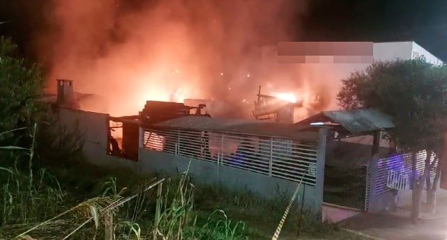 Incêndio destrói residência no bairro Vila Nova