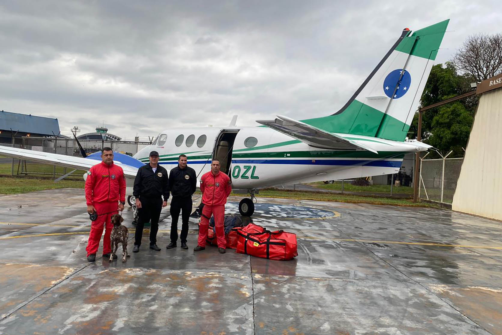 Cães e bombeiros do Paraná embarcam para o RS para ajudar em buscas por vítimas