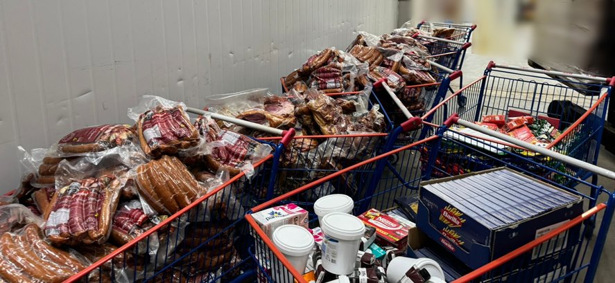 Fiscalização do Procon encontra mais de uma tonelada de alimentos impróprios para consumo em supermercados