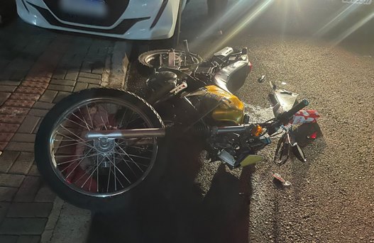 Colisão entre carro e moto deixa dois jovens feridos