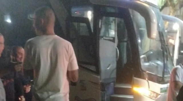 Bandidos tentam assaltar ônibus com 28 policiais militares e um suspeito morre