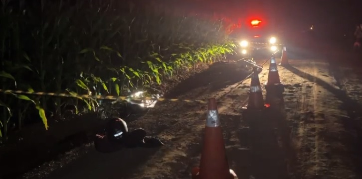 Homem morre após sofrer queda de motocicleta em estrada rural