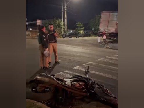 Condutor de motocicleta morre após colisão com caminhão