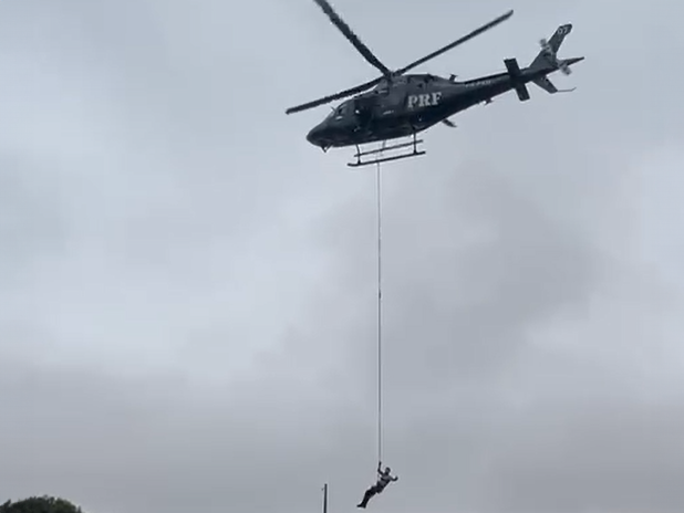 Helicóptero da PRF enviado do Paraná resgata 29 vítimas das enchentes no RS em dois dias