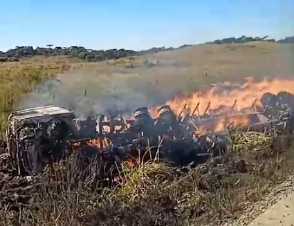 Caminhão tomba e pega fogo na PRC-280