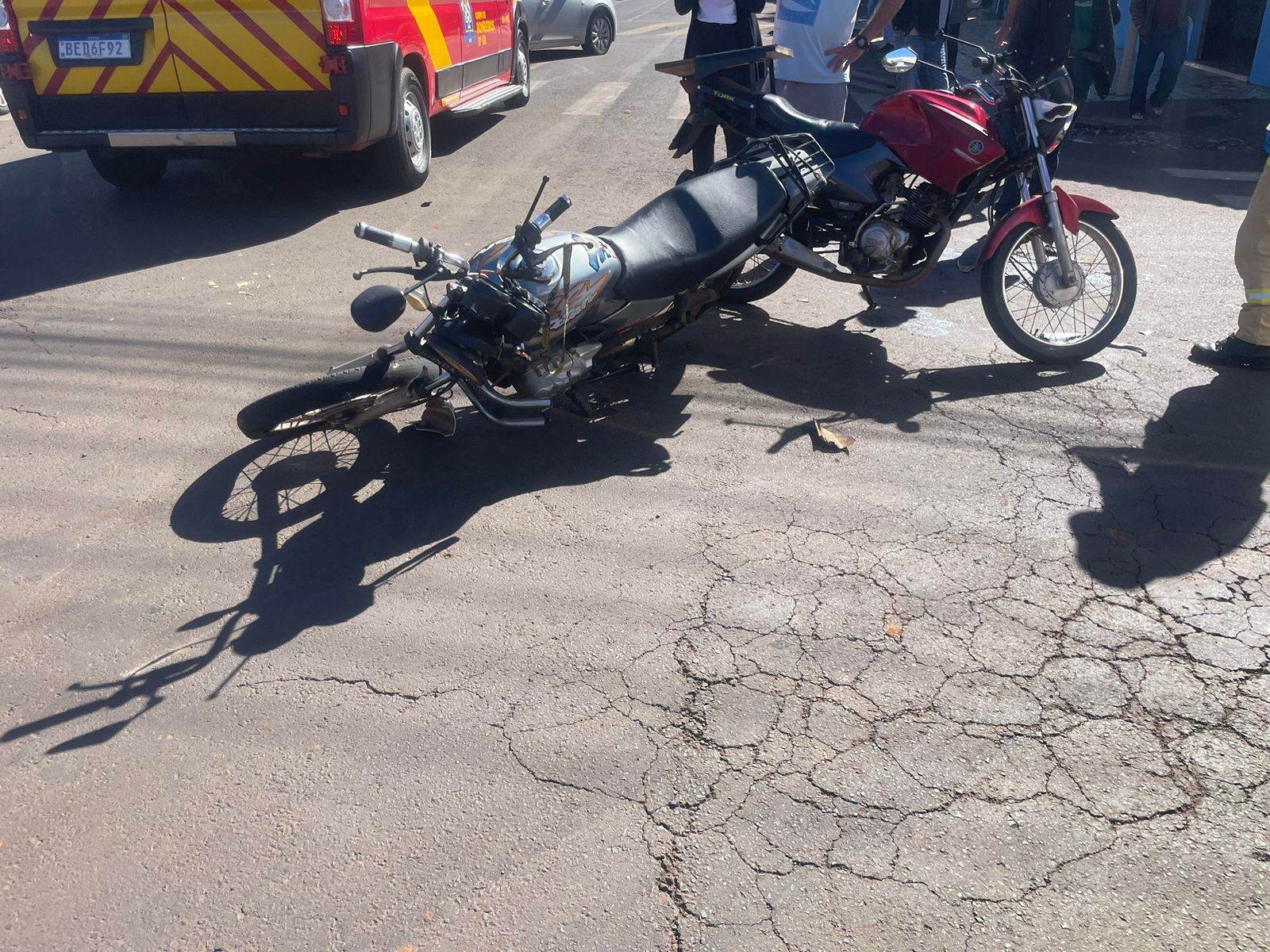 Acidente entre duas motos e carro deixa dois feridos