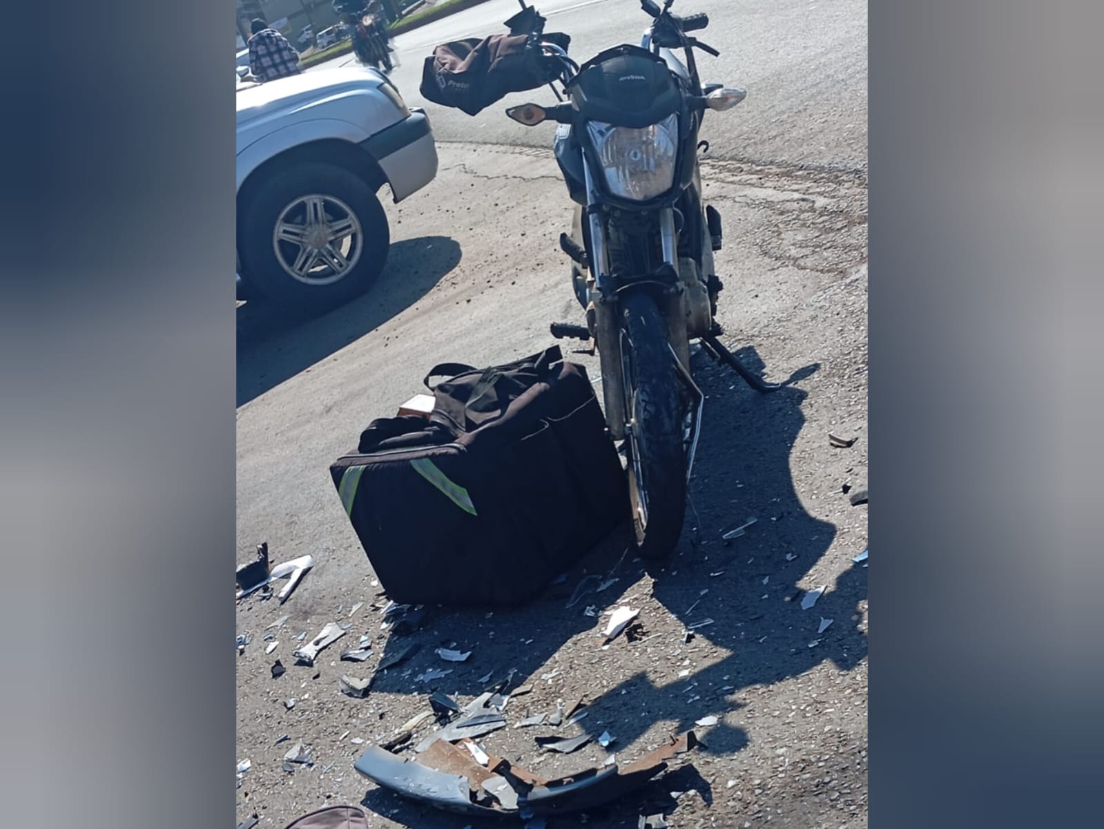 Pedestre e condutor de moto são arremessados contra carro após atropelamento; adolescente ficou em estado grave