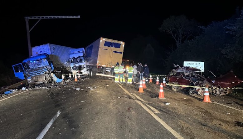 Quatro pessoas morrem e três ficam feridas em grave acidente entre dois caminhões e um automóvel