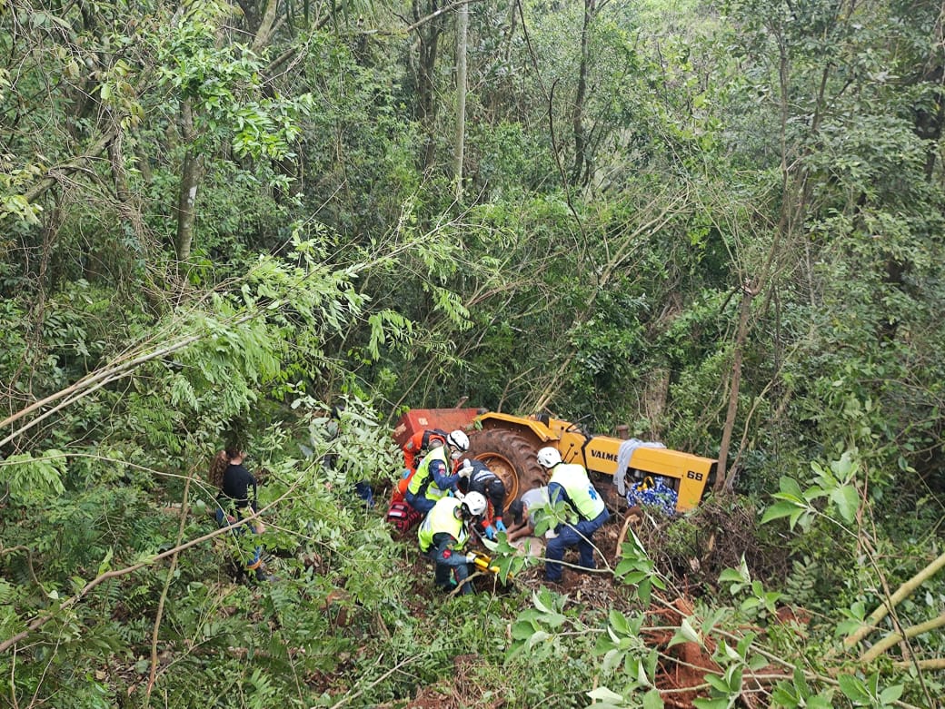 Homem cai com trator em ribanceira e é resgatado com apoio de helicóptero