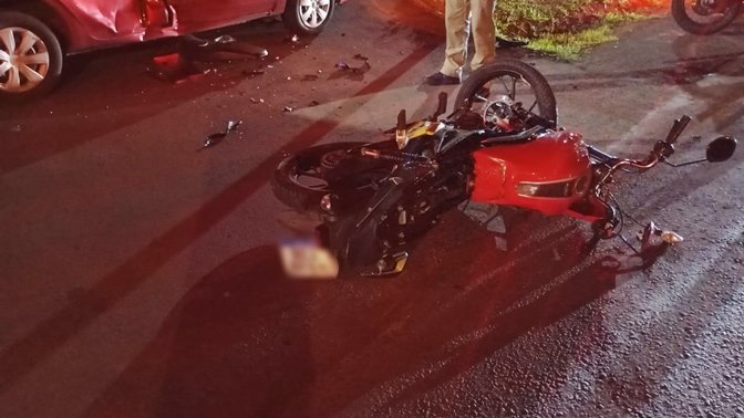 Jovem fica ferido em colisão entre moto e carro na Avenida Natalino Faust