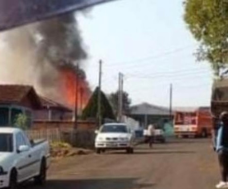 Avô e neta morrem carbonizados durante incêndio em residência