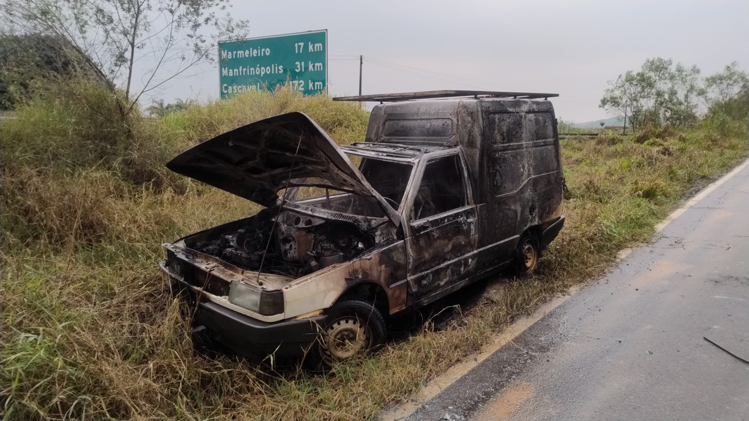 Fiorino é consumido pelo fogo em Francisco Beltrão