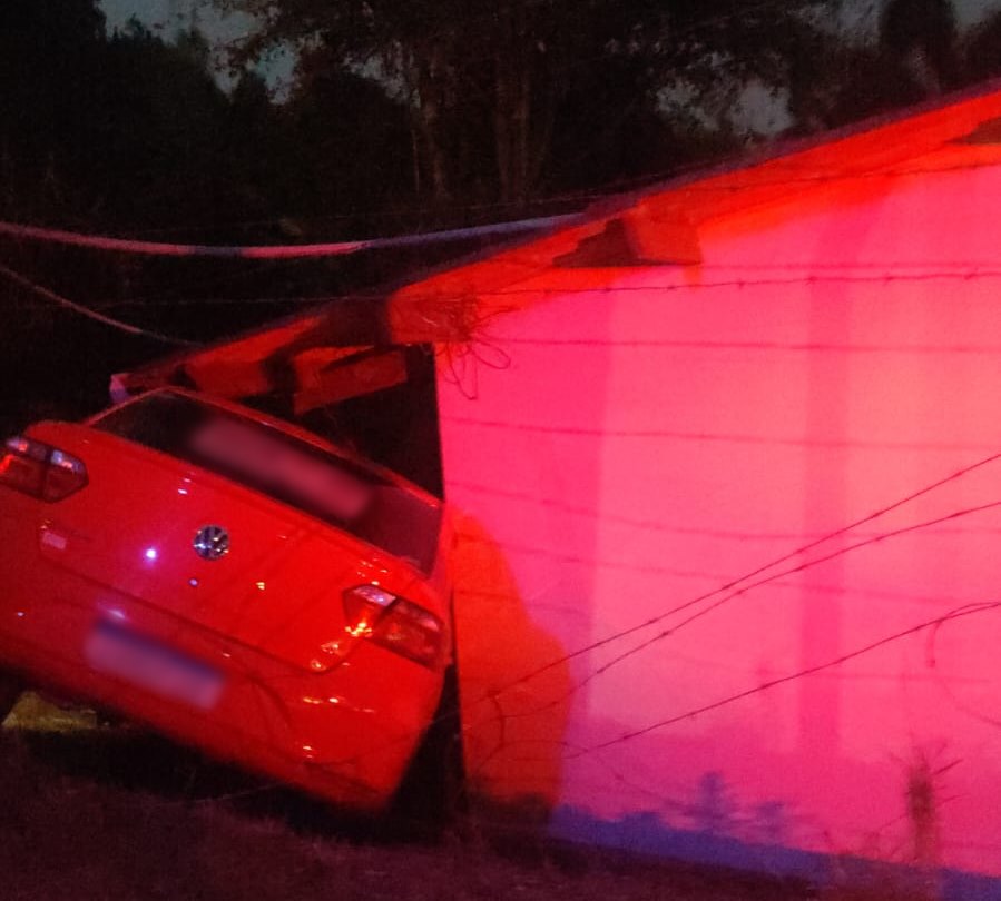 Mulher perde o controle de carro e bate em casa após sofrer mal súbito