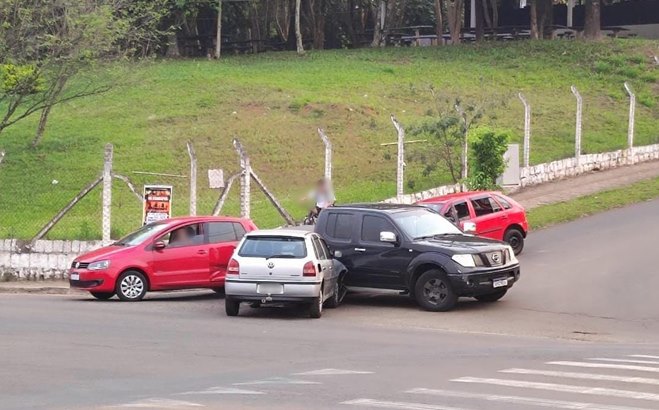 Colisão envolve três veículos na Avenida Atílio Fontana