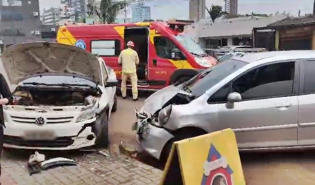 Carro atropela menino em bicicleta e em seguida bate em camionete estacionada; criança teve ferimentos