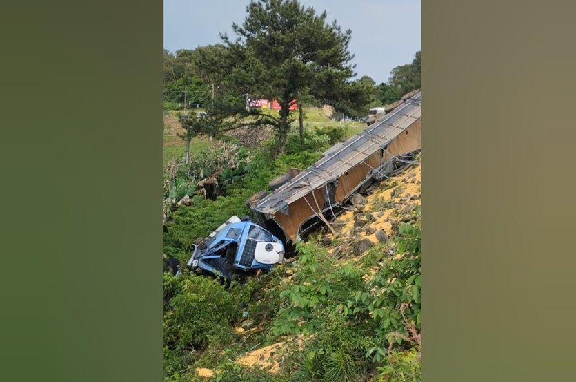 Grave acidente entre carro e caminhão deixa um morto na PR-483