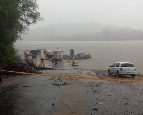 Veículo cai de balsa no Rio Uruguai e condutor morre