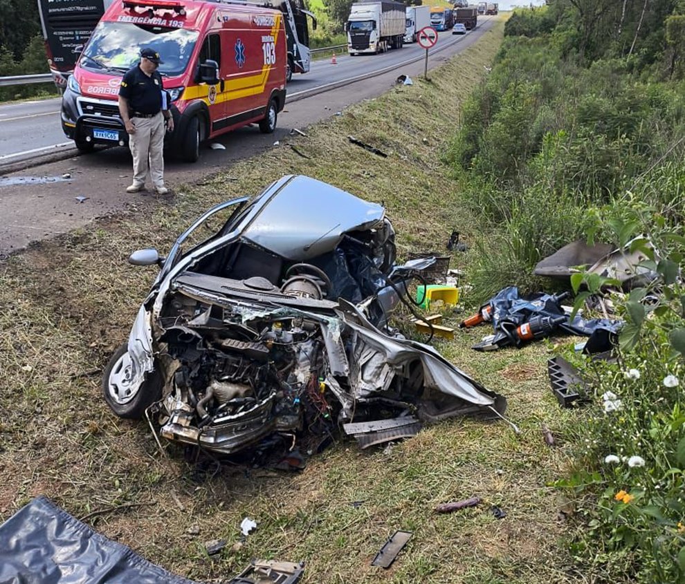 Homem morre após colisão frontal entre carro e caminhão na BR-282