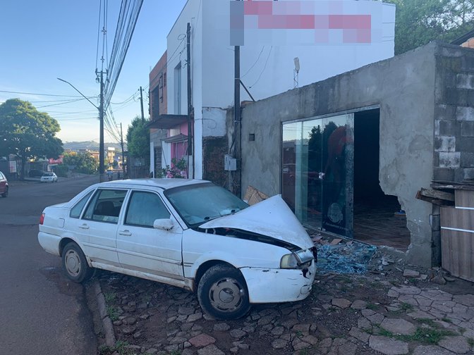 Homem fica ferido após veículo colidir com estabelecimento comercial