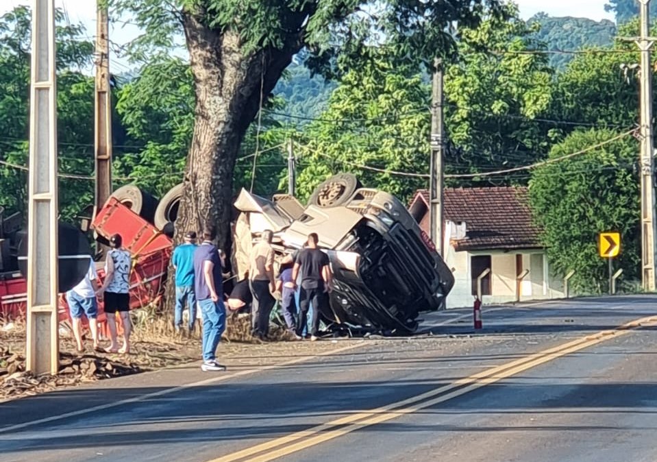 Caminhão tomba na PR-566 e motorista ficou preso nas ferragens