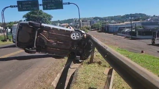 Carro capota na PR-483 e uma pessoa fica ferida