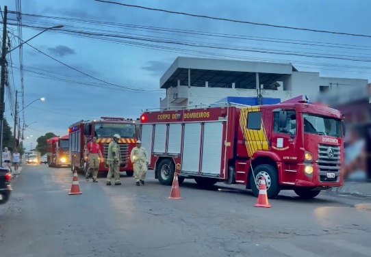 Bombeiros combatem princípio de incêndio em casa de carnes