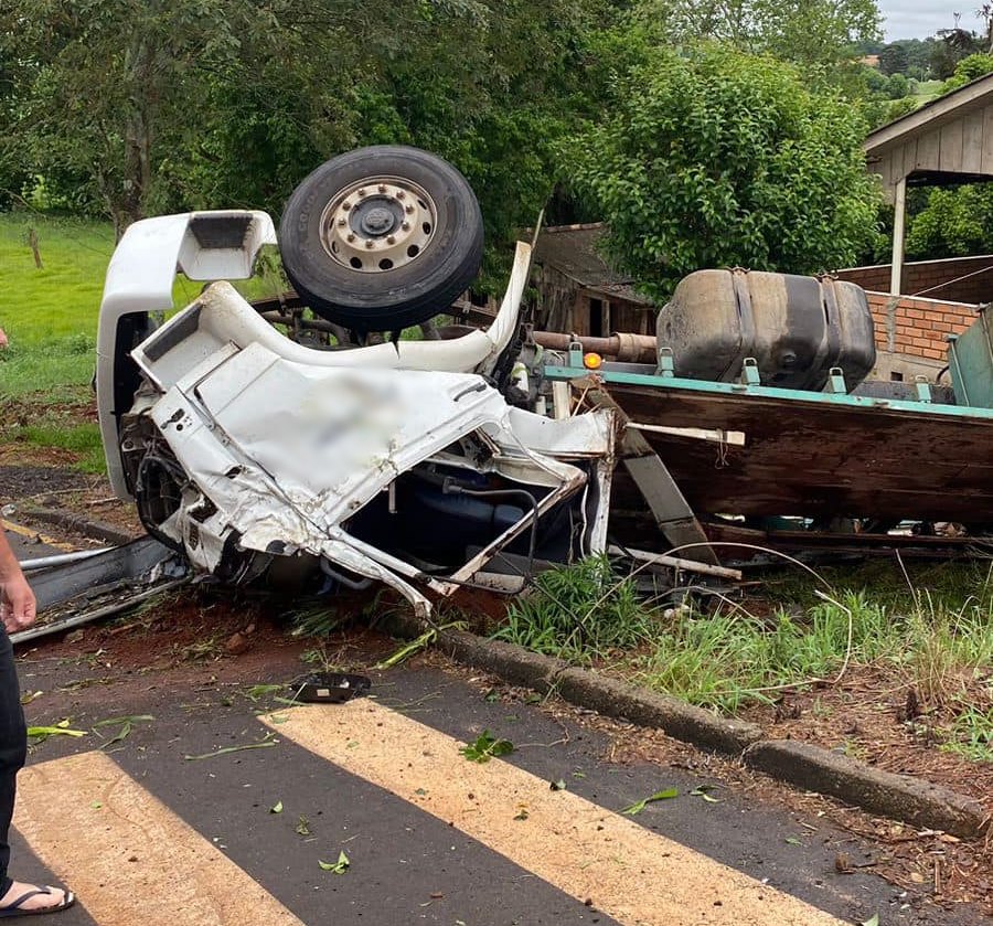 Motorista morre após caminhão capotar na PR-562