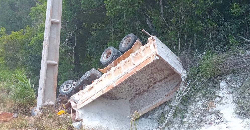 Motorista de Marmeleiro morre em acidente de caminhão