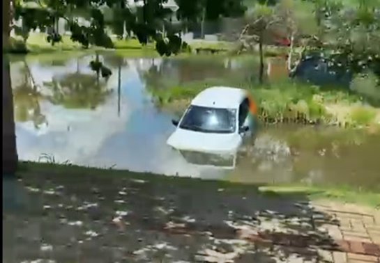 Carro desanda e cai em lago em Francisco Beltrão